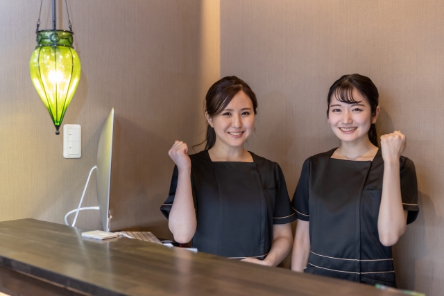 おしゃれと機能性の融合!エステシャンに人気の制服アクセサリー