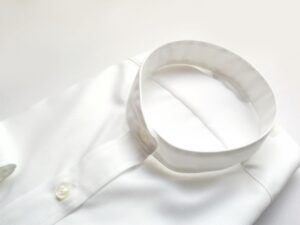 スタンドカラーブラウスが今アツい！事務服・通勤コーデの新常識を徹底解剖