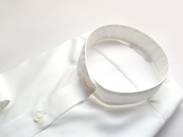 スタンドカラーブラウスが今アツい！事務服・通勤コーデの新常識を徹底解剖