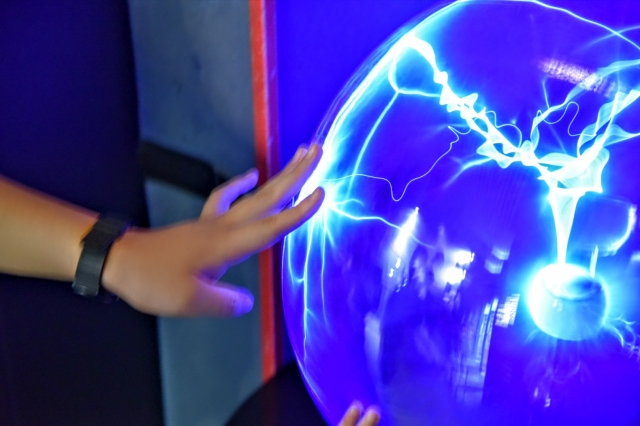 静電気のバチッ！を防ぐ。精密機器を守る制電作業着特集