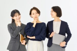 知らないと損する！毎日の事務服、素材で快適さが全然違う