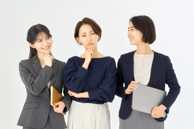 知らないと損する！毎日の事務服、素材で快適さが全然違う
