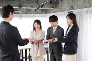 事務服はもう「ただの制服」じゃない。進化する素材と、実は繋がっている「マナー」の話