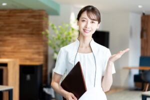 サロンの品格をつくる、エステユニフォームの選び方。“上質”が印象を変える。