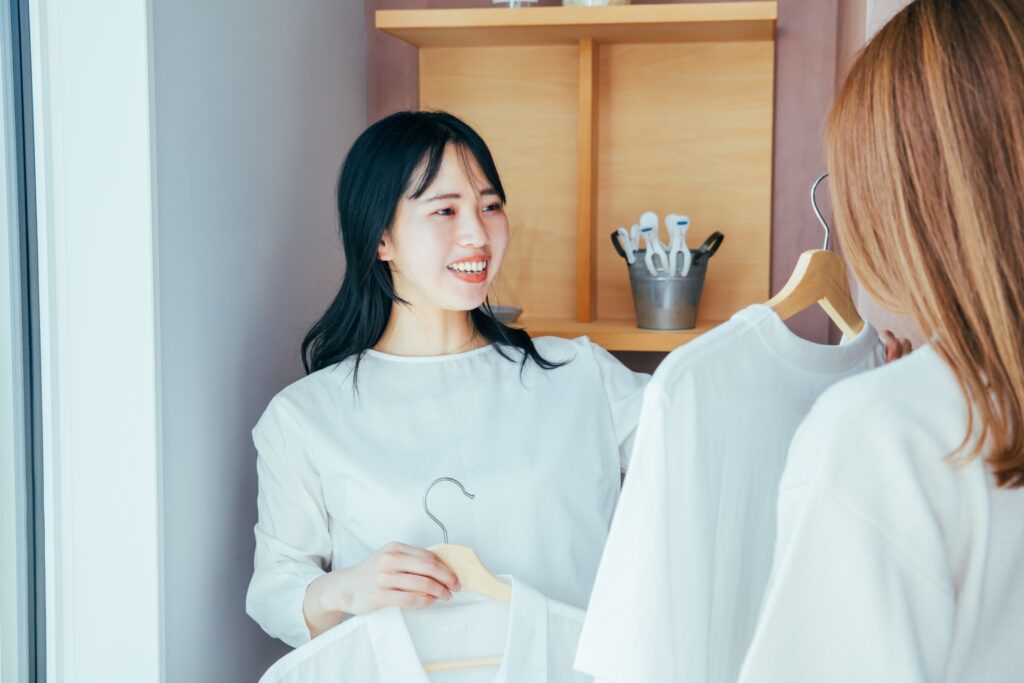 新人スタッフが入社したら制服はどうする？サロン経営者向け制服管理術