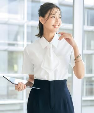 【YUKI TORII】半袖ブラウス（スカーフタイ付き・ストレッチ・吸汗速乾・防透・UVカット）