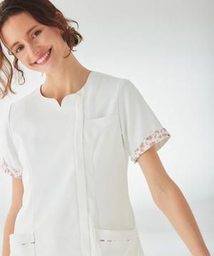 【LAURA ASHLEY】バイオレット柄半袖スクラブ（制菌・透け防止・吸汗・制電・防汚・レディース）